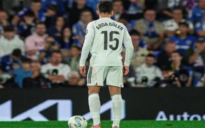 كلمات غاضبة.. أردا جولر يثير الجدل بعد استبداله في مباراة ريال مدريد وبنفيكا